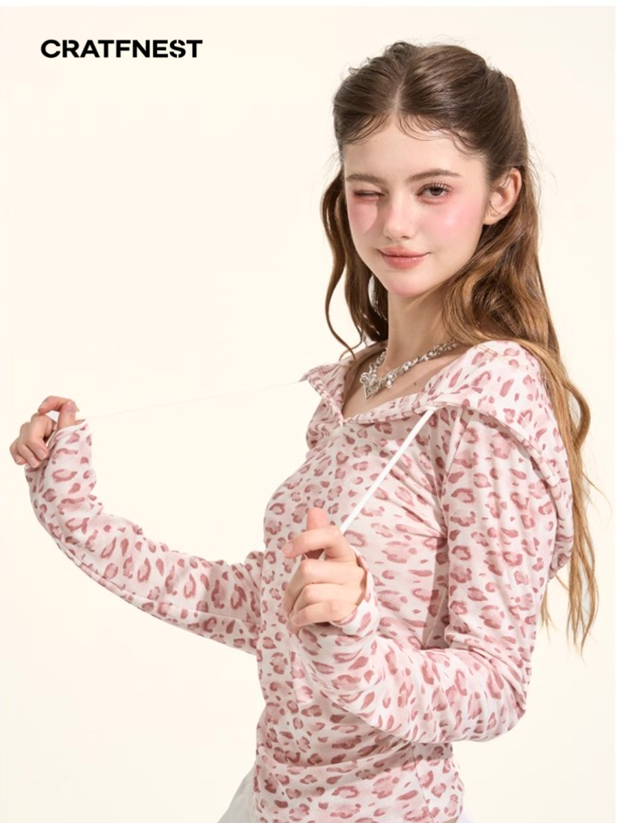 Dámská pletená halenka s leopardím potiskem a kapucí