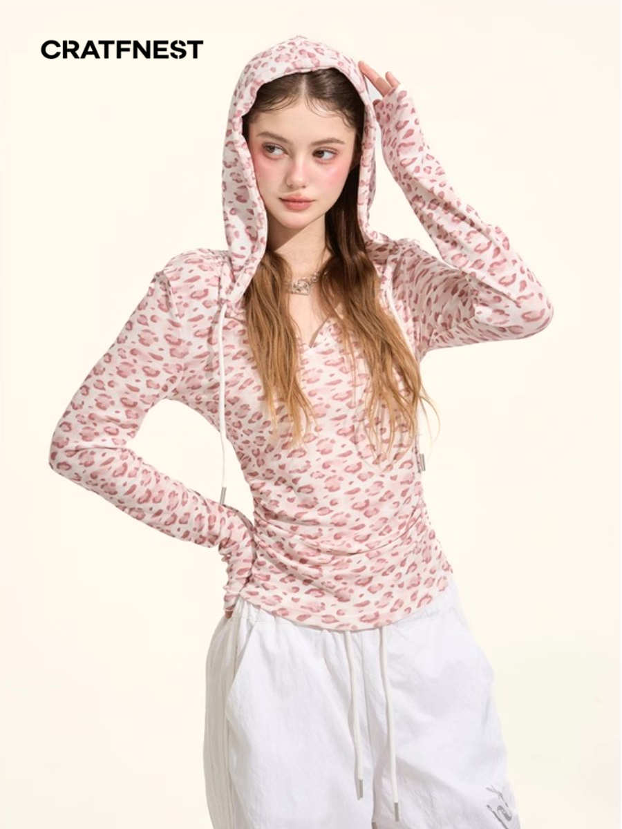 Dámská pletená halenka s leopardím potiskem a kapucí