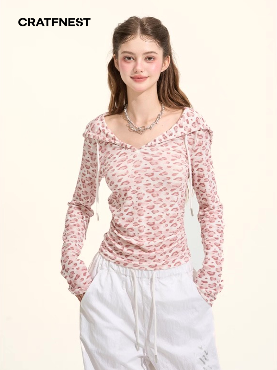 Dámská pletená halenka s leopardím potiskem a kapucí