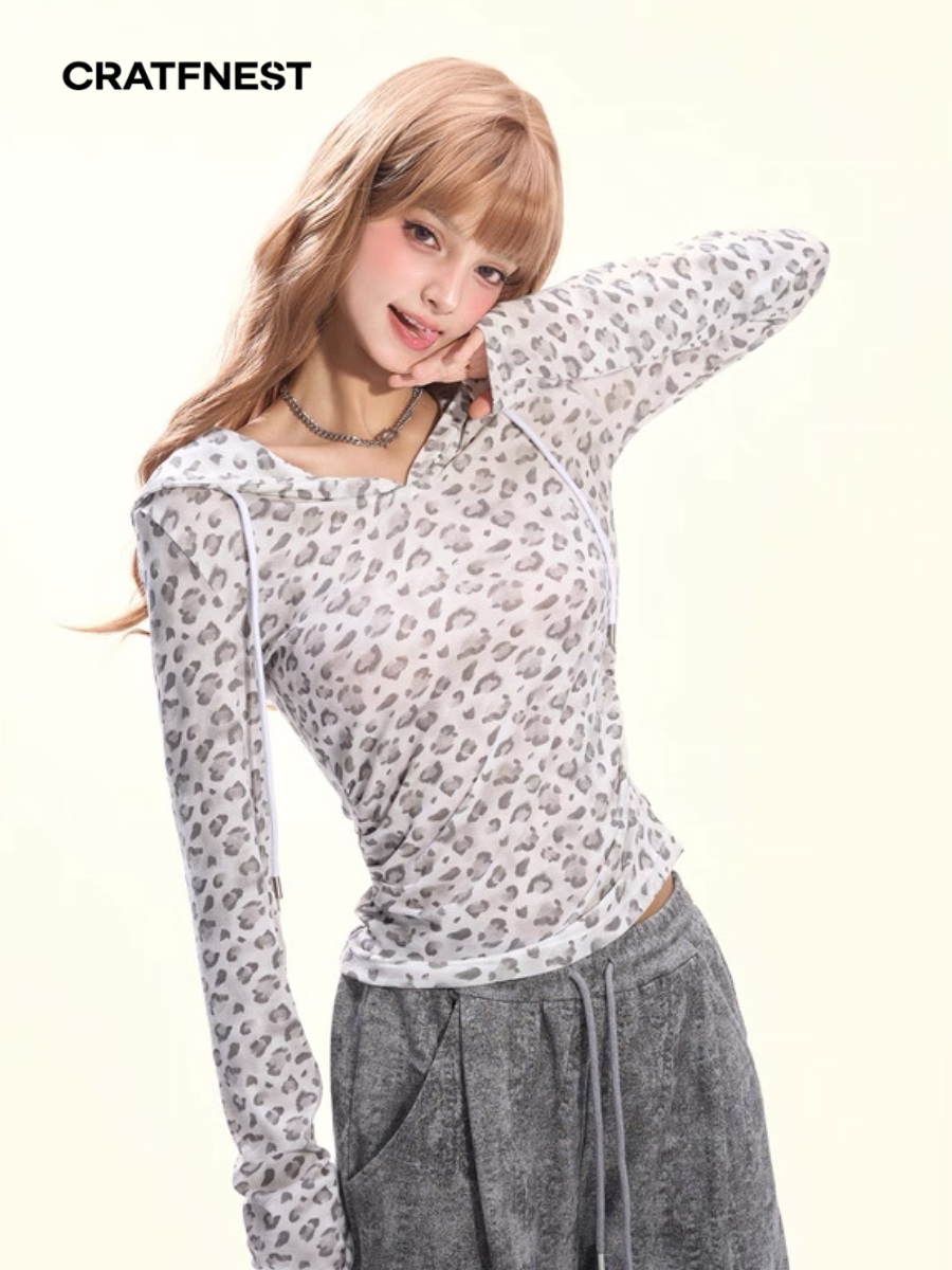 Dámská pletená halenka s leopardím potiskem a kapucí