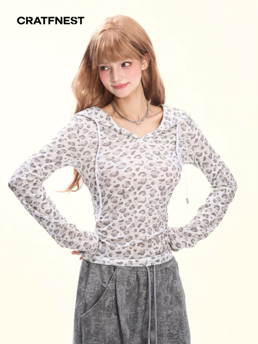 Dámská pletená halenka s leopardím potiskem a kapucí