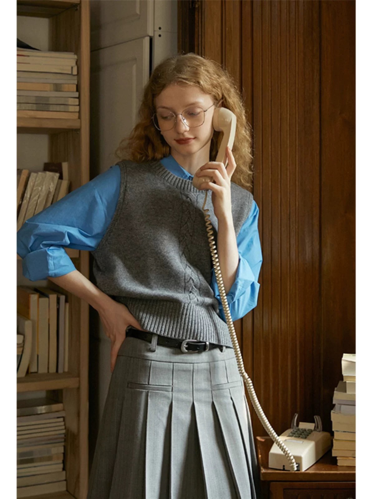 Dámská krátká pletená vesta bez rukávů s kulatým výstřihem