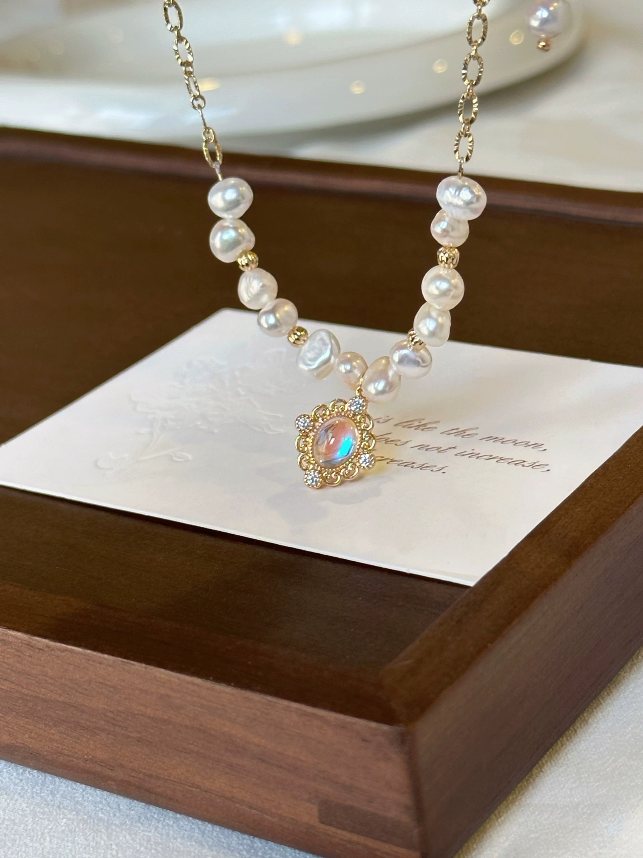 Náhrdelník s vyřezávanými skleněnými perlami