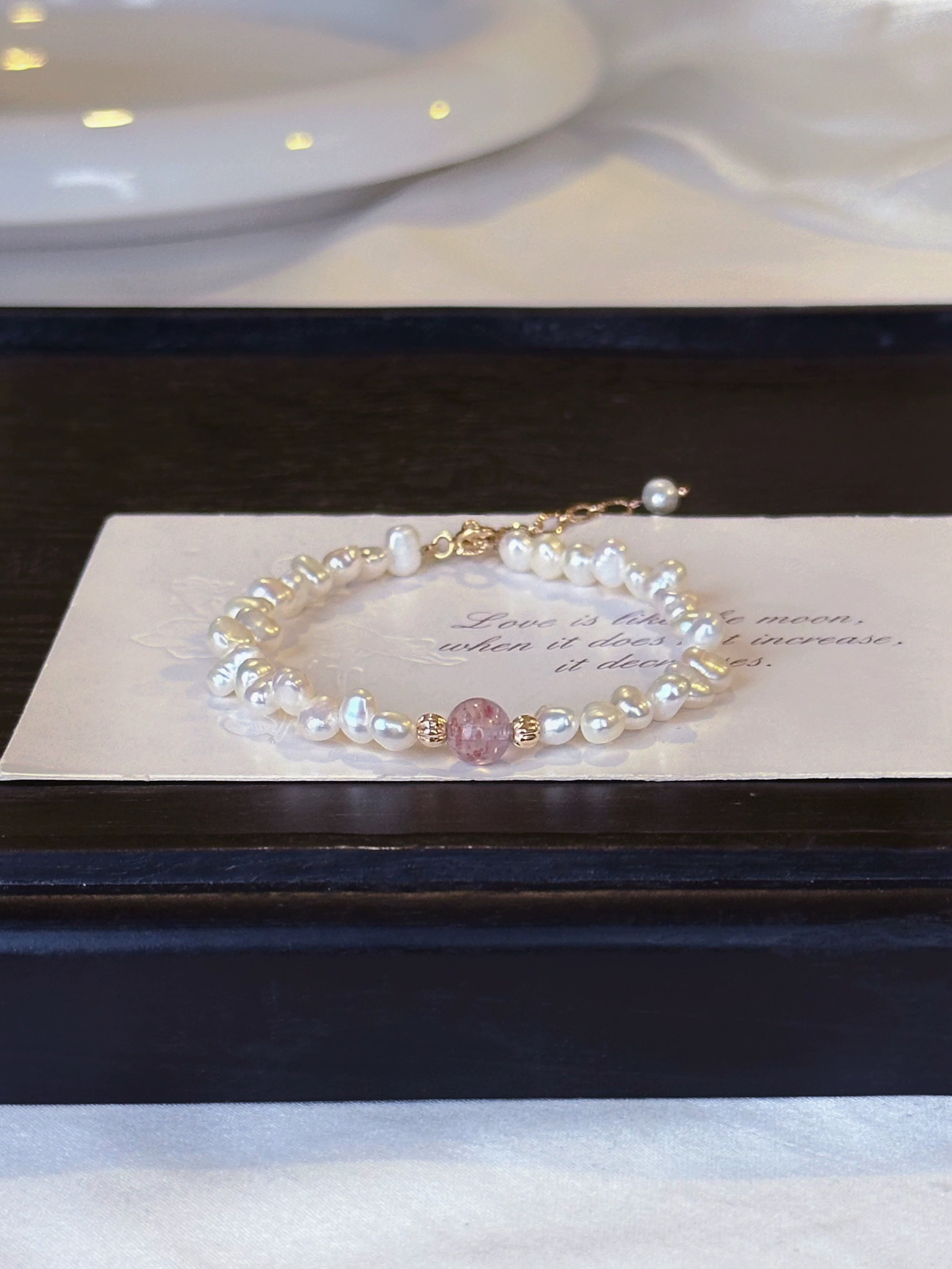 Náramek z růžového přírodního křišťálu a přírodních sladkovodních perel