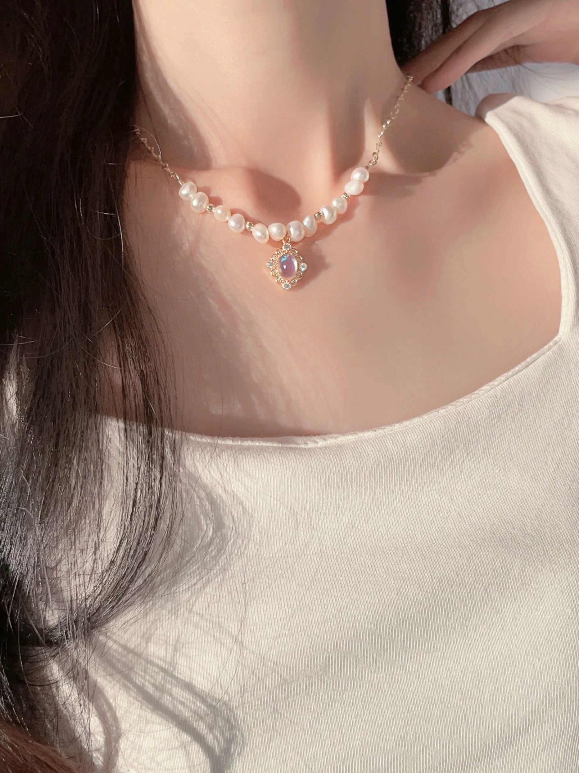 Náhrdelník s vyřezávanými skleněnými perlami