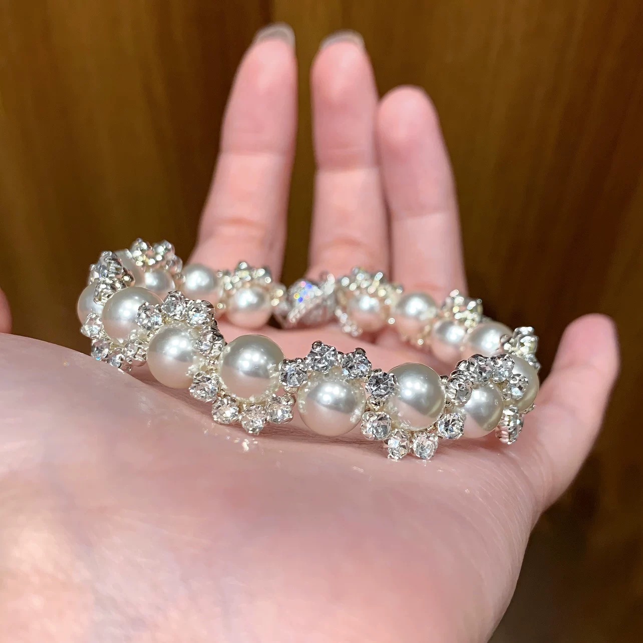 Náramek s imitací perly „Manta Růže“ se zirkony