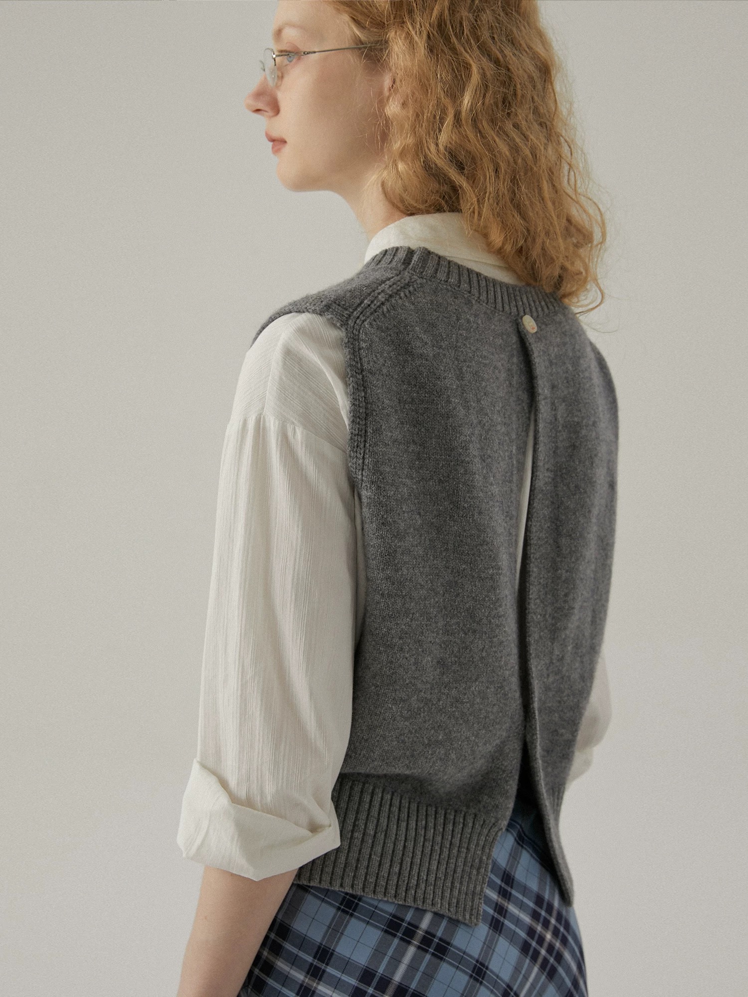 Dámská krátká pletená vesta bez rukávů s kulatým výstřihem