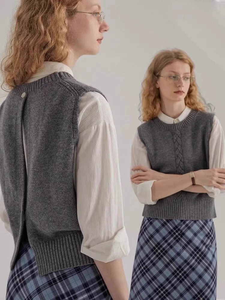 Dámská krátká pletená vesta bez rukávů s kulatým výstřihem