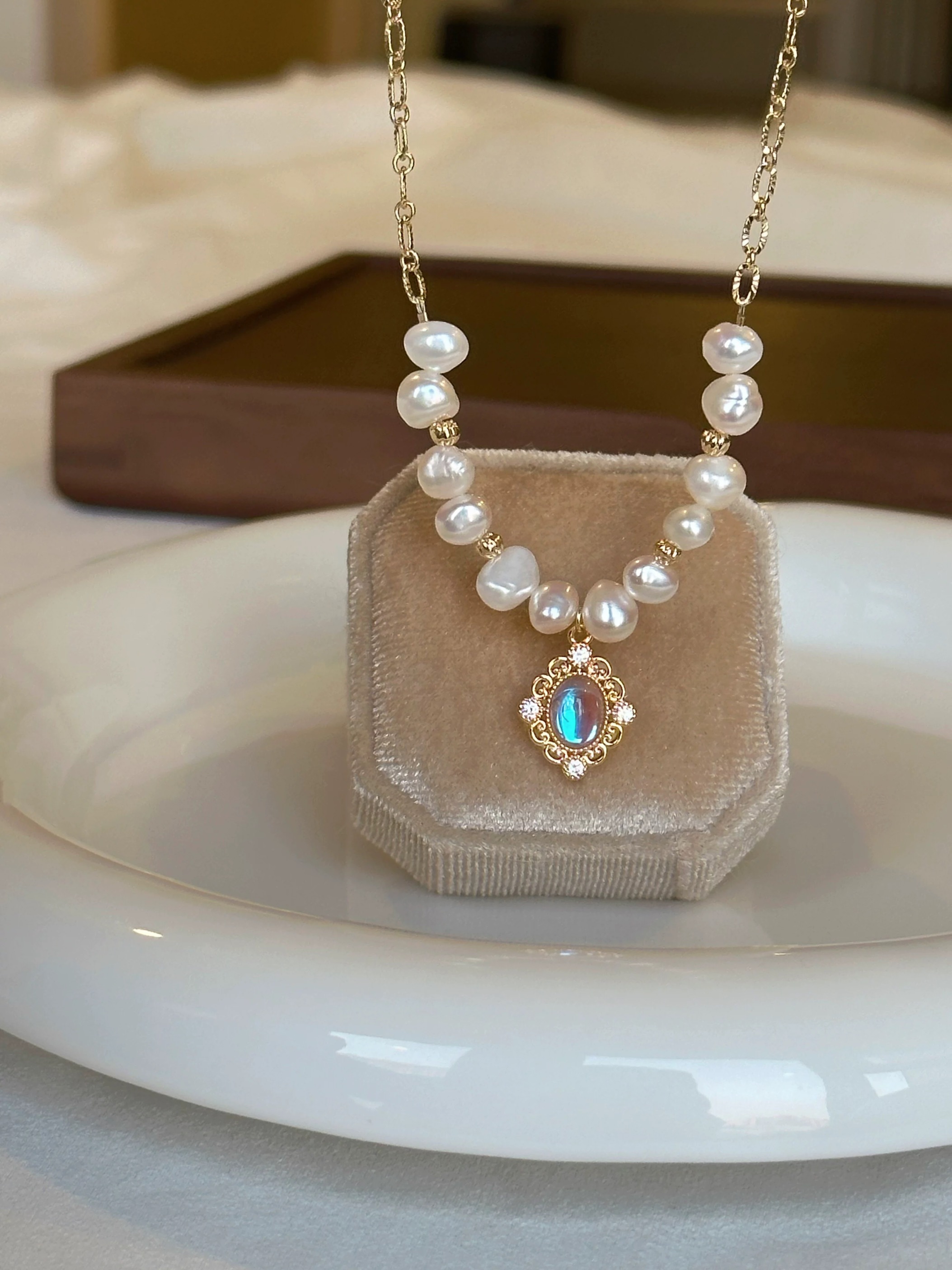 Náhrdelník s vyřezávanými skleněnými perlami