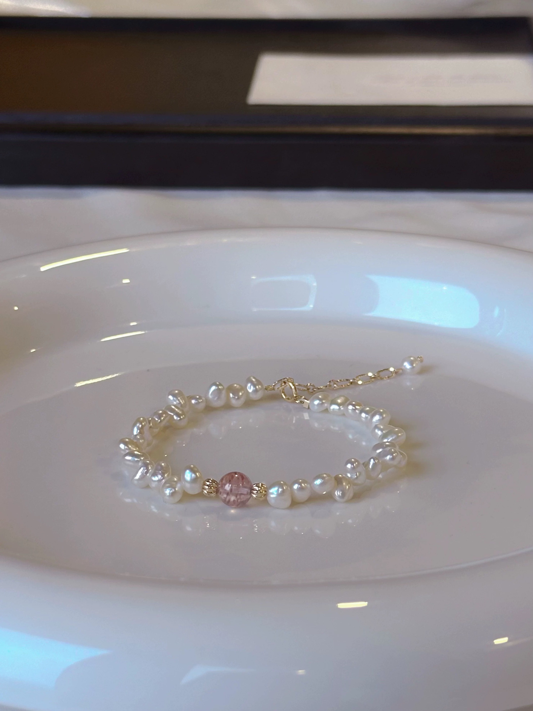 Náramek z růžového přírodního křišťálu a přírodních sladkovodních perel