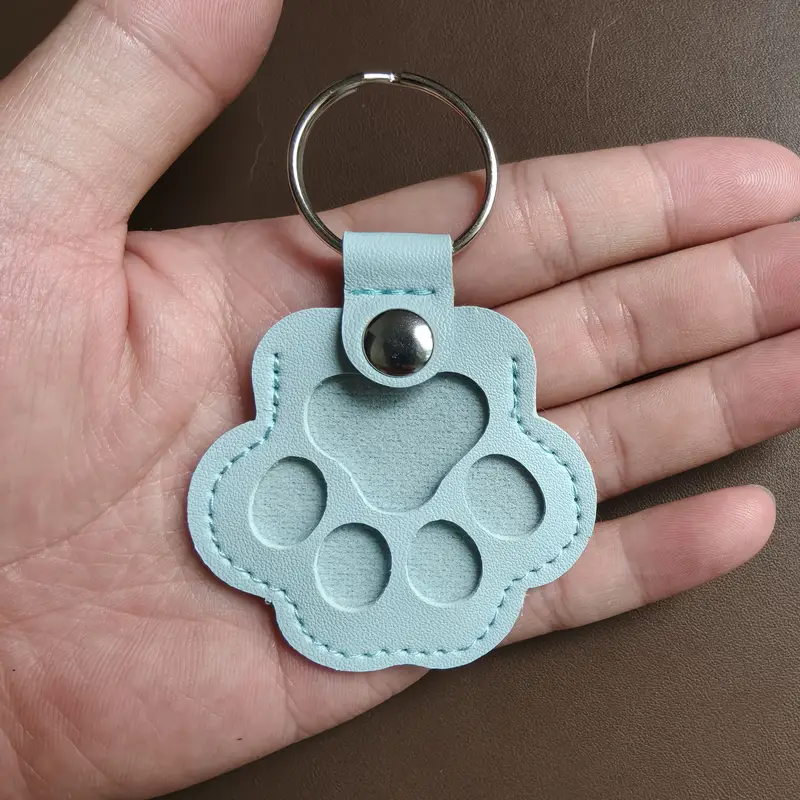 🎁💐 Uchovejte si kousek svého mazlíčka vždy nablízku – kožená klíčenka ve tvaru tlapky kočky nebo psa 🐾