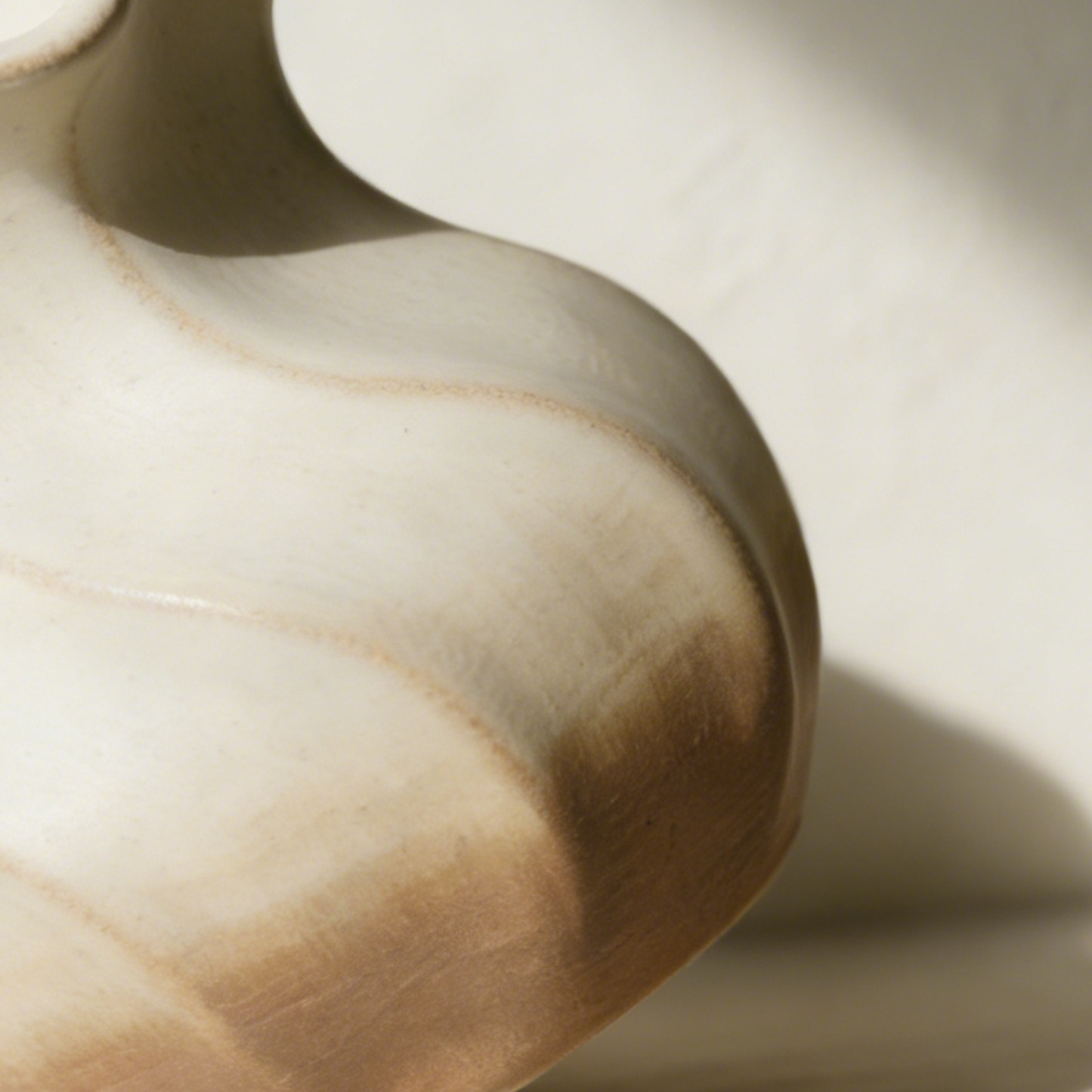 Ręcznie robione ceramiczne wazony z falistym wzorem (2 sztuki)