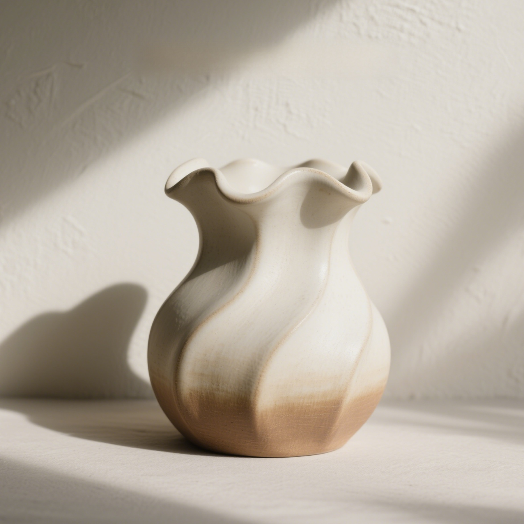 Ręcznie robione ceramiczne wazony z falistym wzorem (2 sztuki)