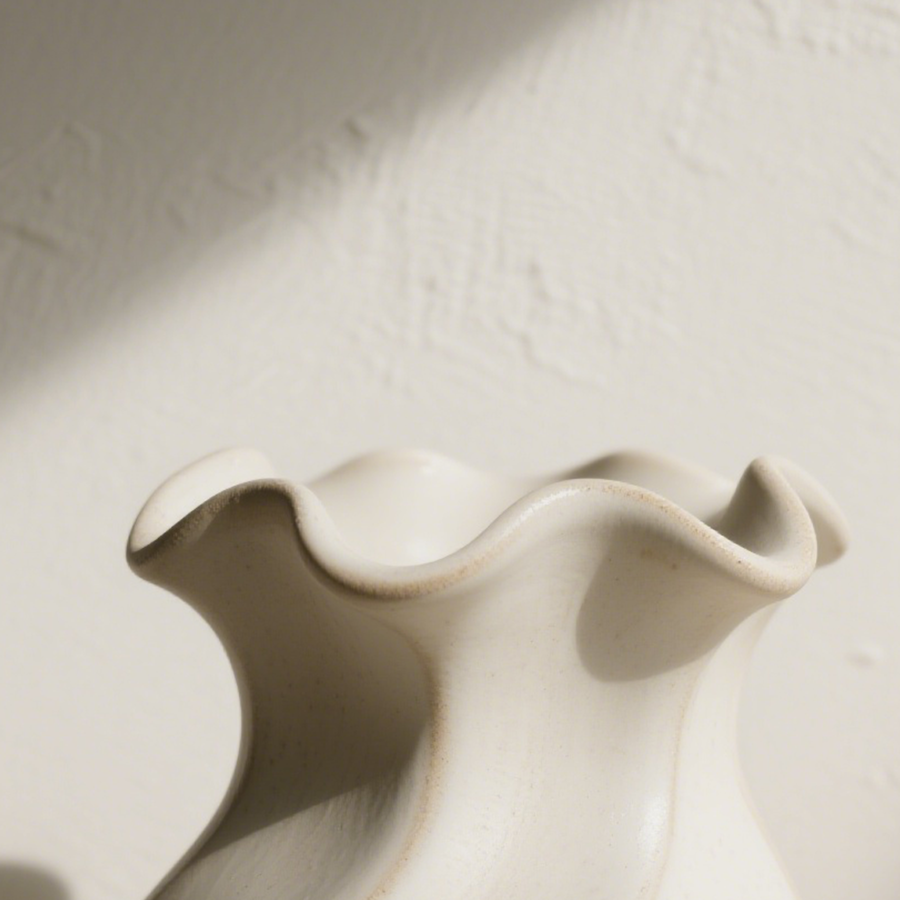 Ręcznie robione ceramiczne wazony z falistym wzorem (2 sztuki)