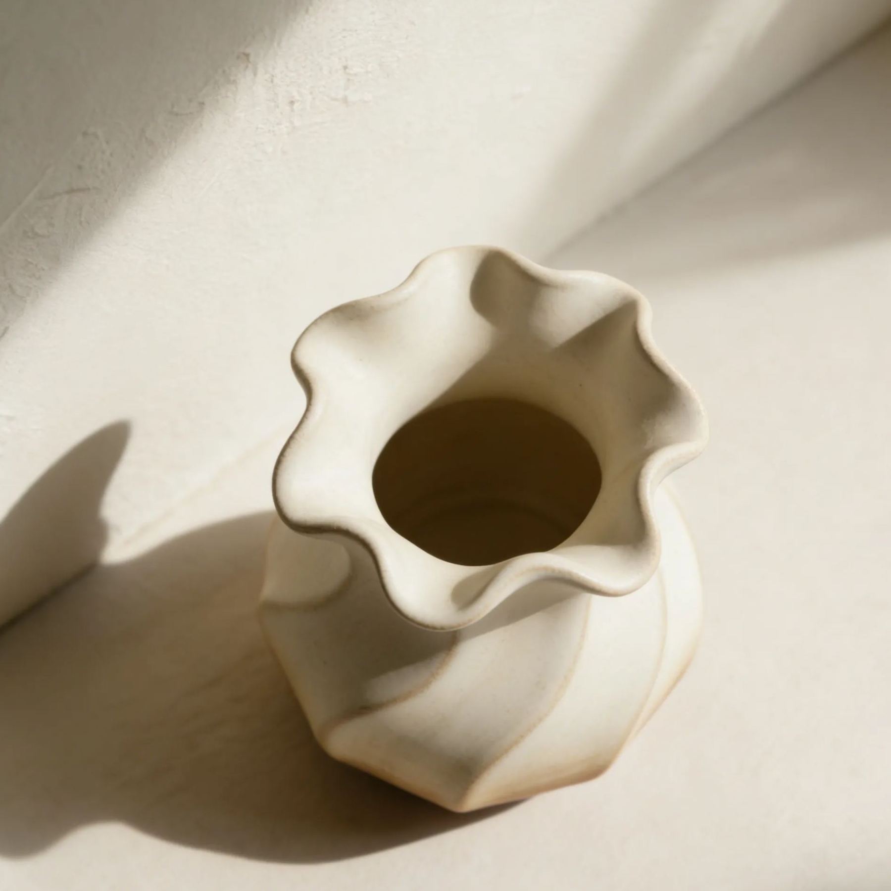 Ręcznie robione ceramiczne wazony z falistym wzorem (2 sztuki)