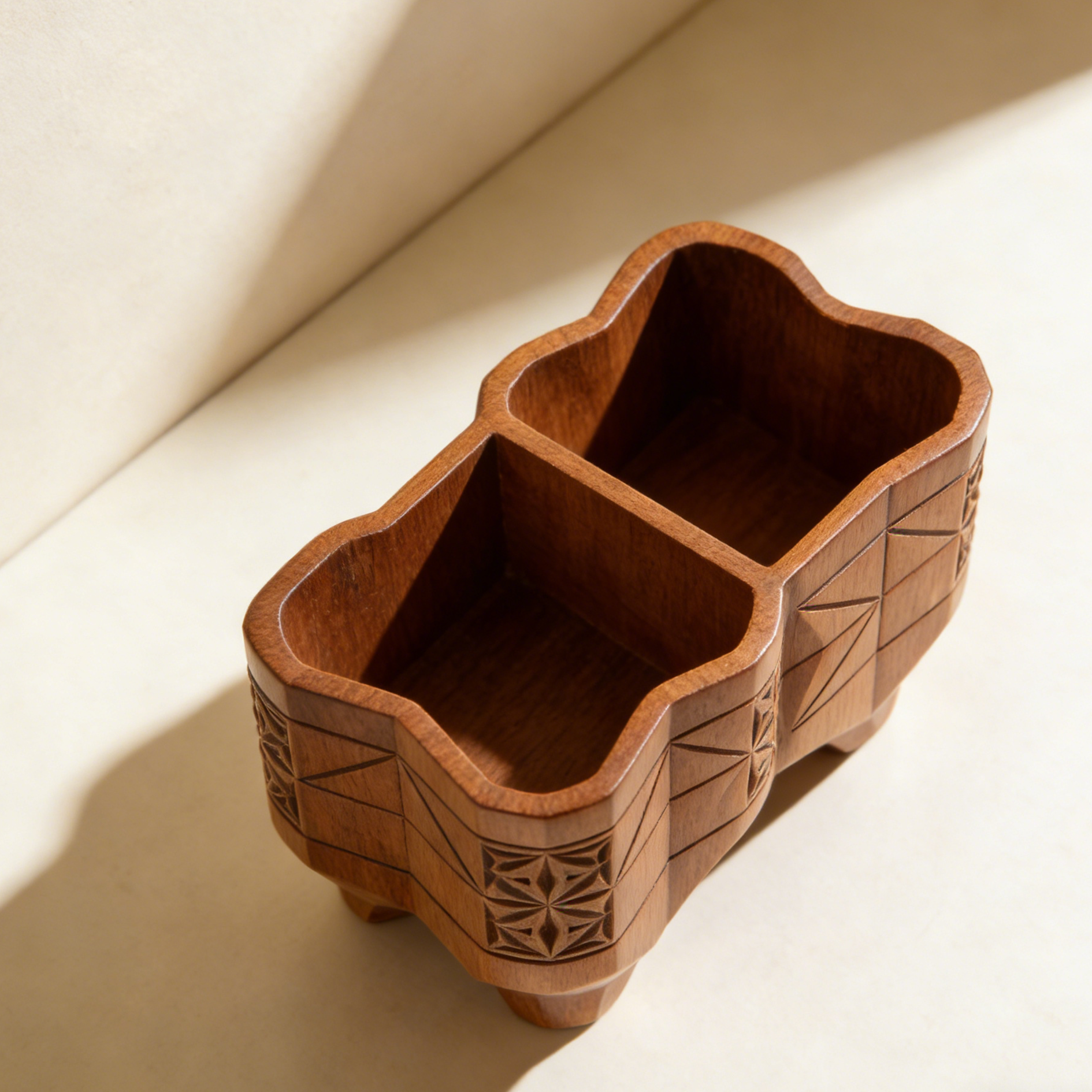 Drewniany organizer na biurko