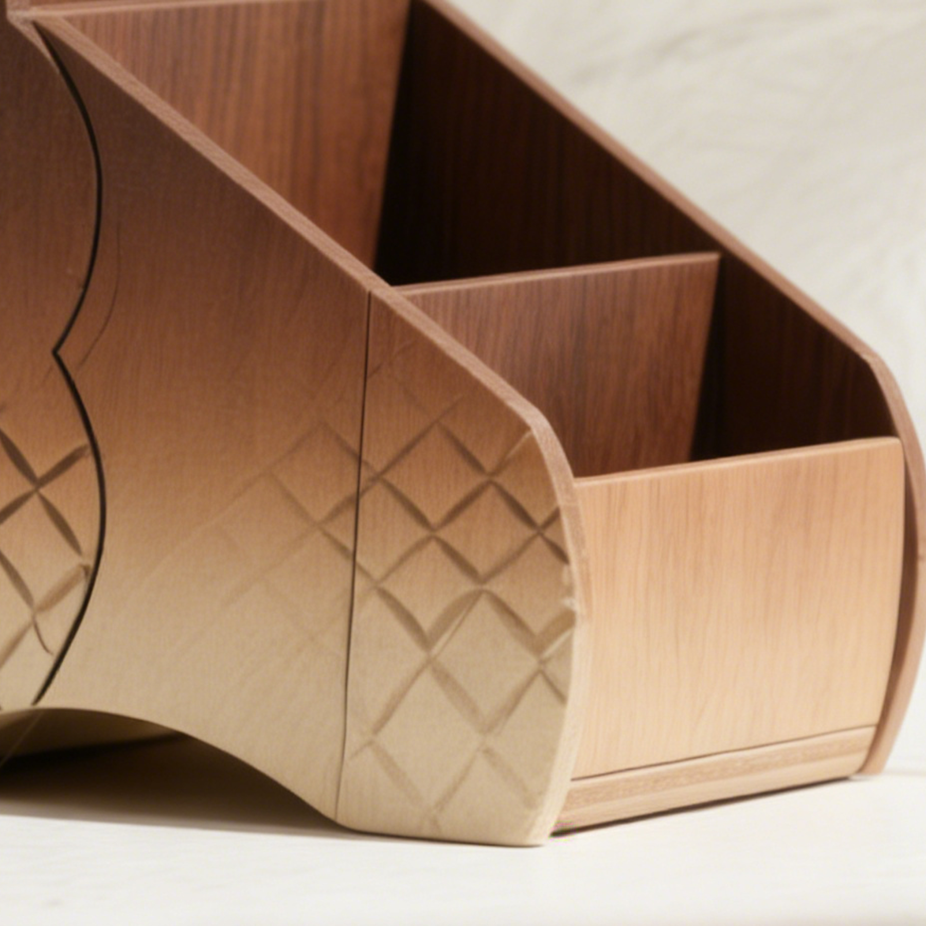 Zestaw 2 uroczych drewnianych pojemników na biurko w kształcie wiewiórki