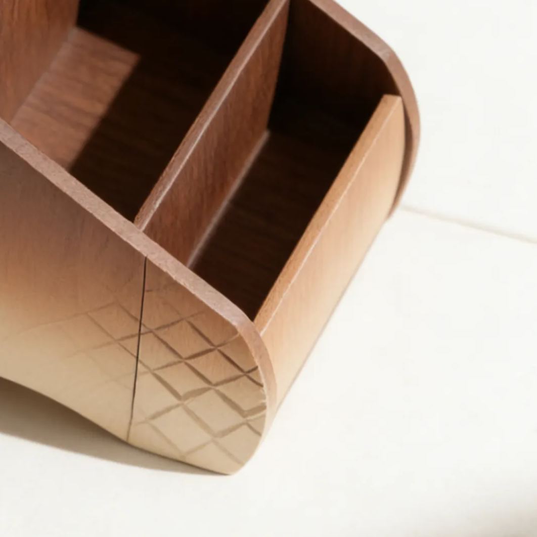 Zestaw 2 uroczych drewnianych pojemników na biurko w kształcie wiewiórki