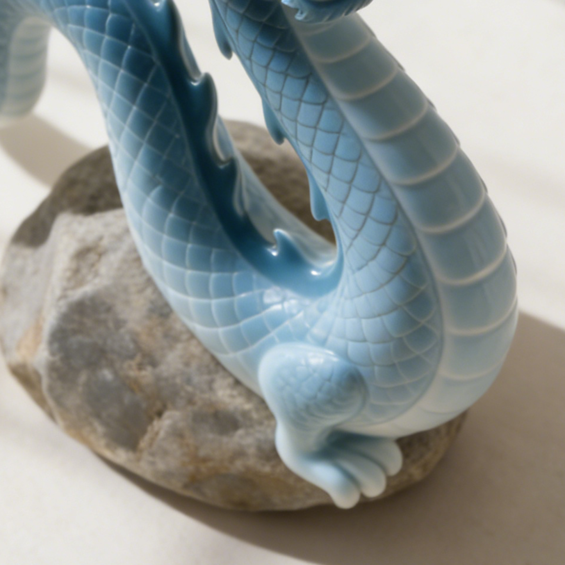 Kőből faragott sárkány dísztárgy