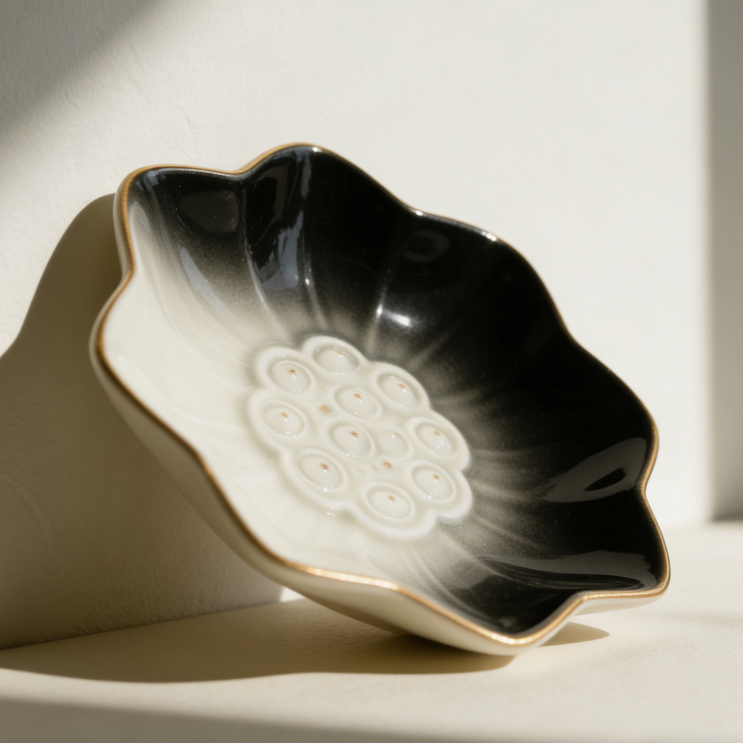 Virág alakú porcelán tányérkészlet (8 darab)