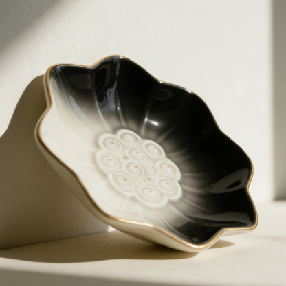 Virág alakú porcelán tányérkészlet (8 darab)