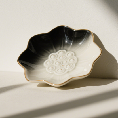 Virág alakú porcelán tányérkészlet (8 darab)