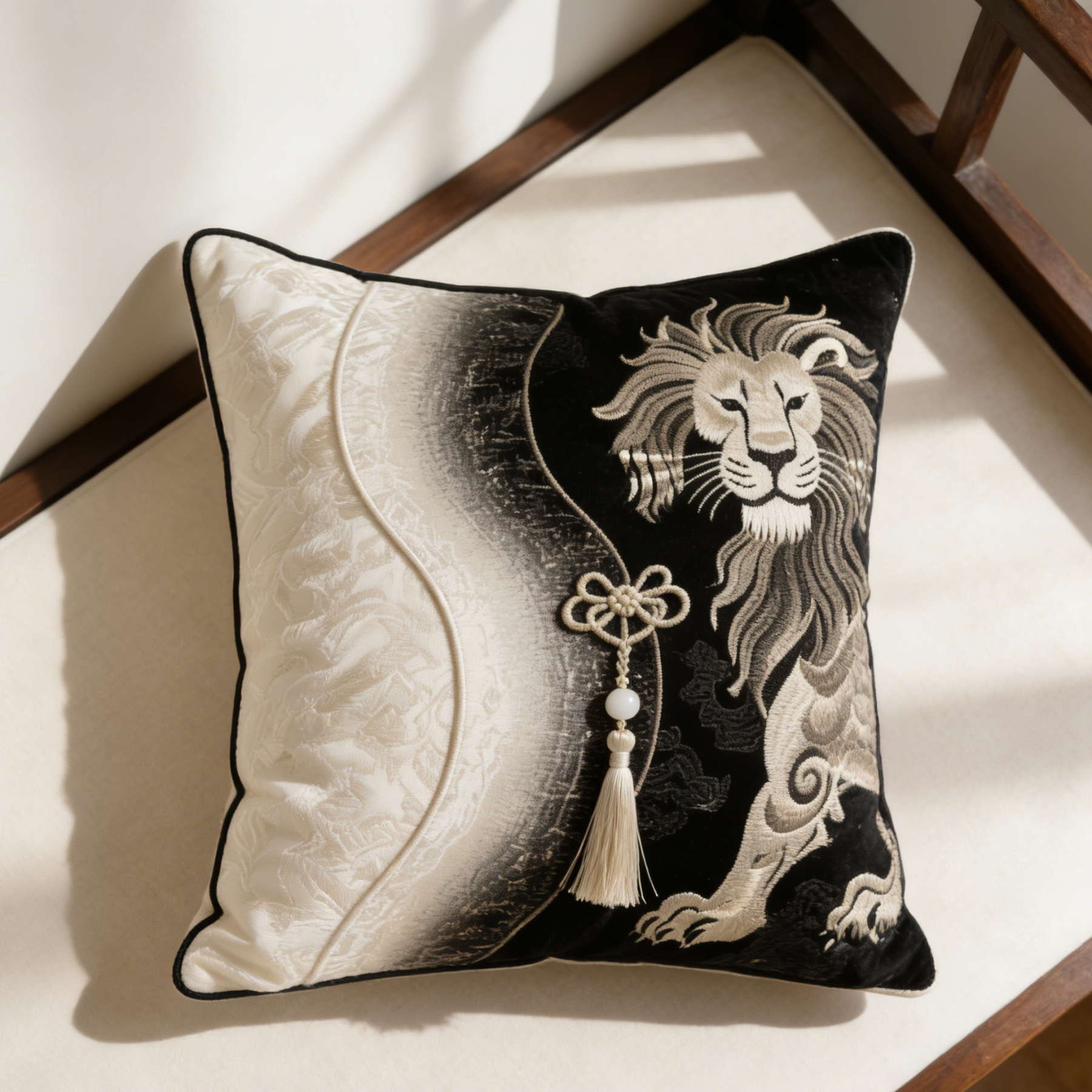 Selyem oroszlán hímzett mintás párna (2 darab)