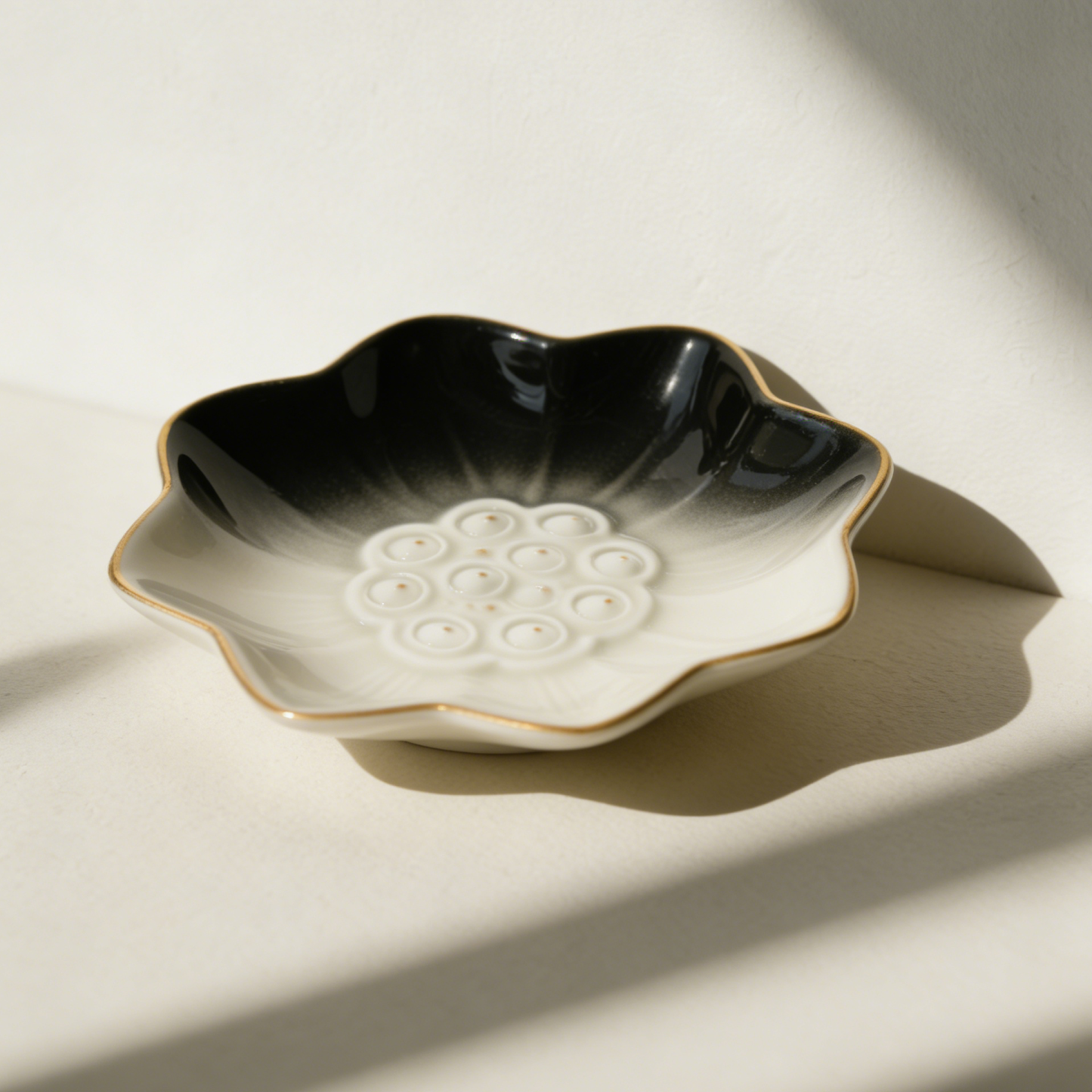 Virág alakú porcelán tányérkészlet (8 darab)