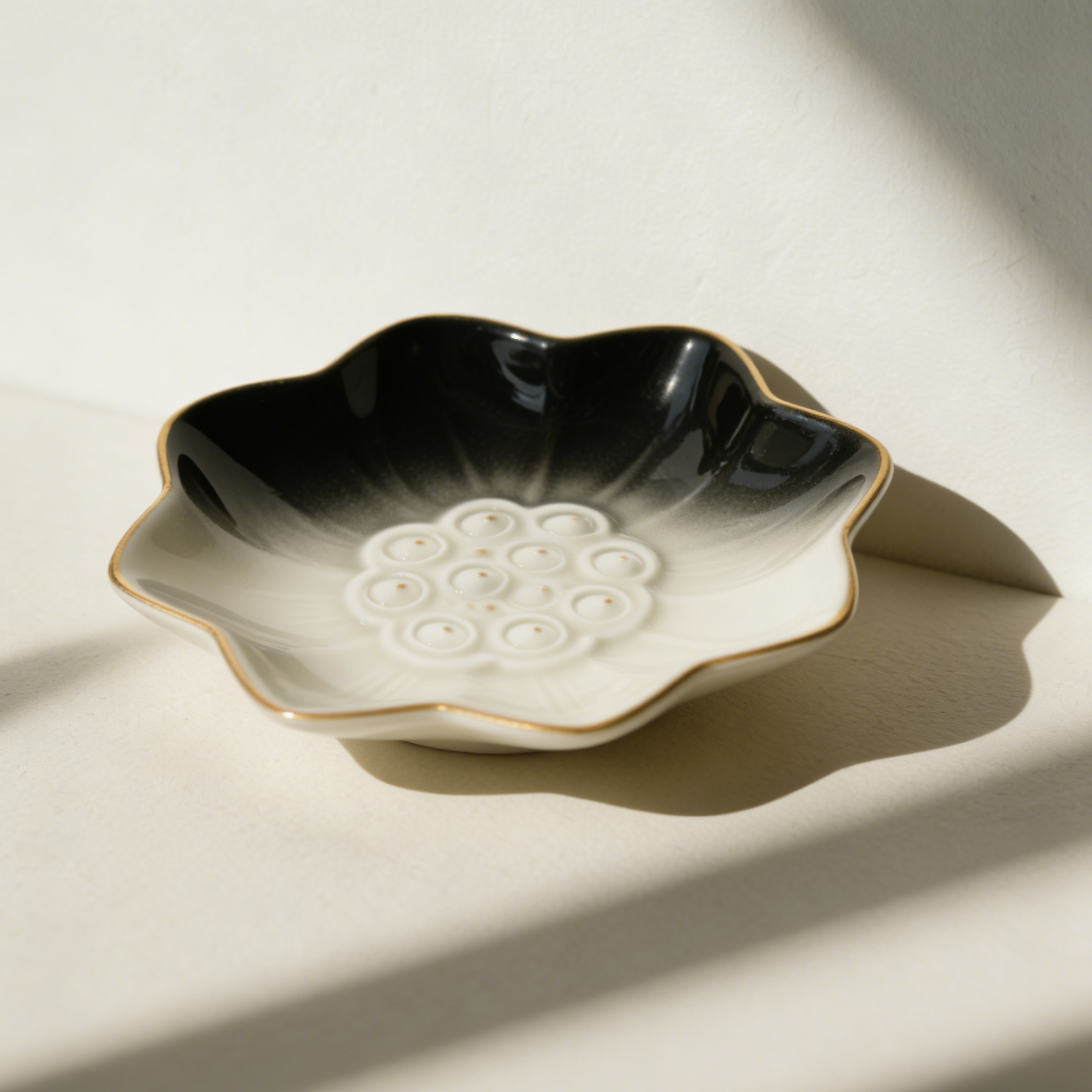 Virág alakú porcelán tányérkészlet (8 darab)