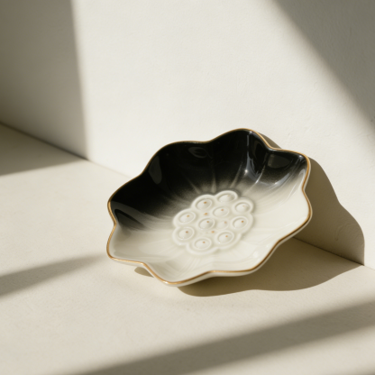 Virág alakú porcelán tányérkészlet (8 darab)