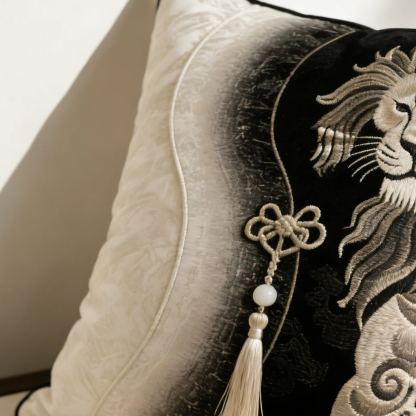 Selyem oroszlán hímzett mintás párna (2 darab)