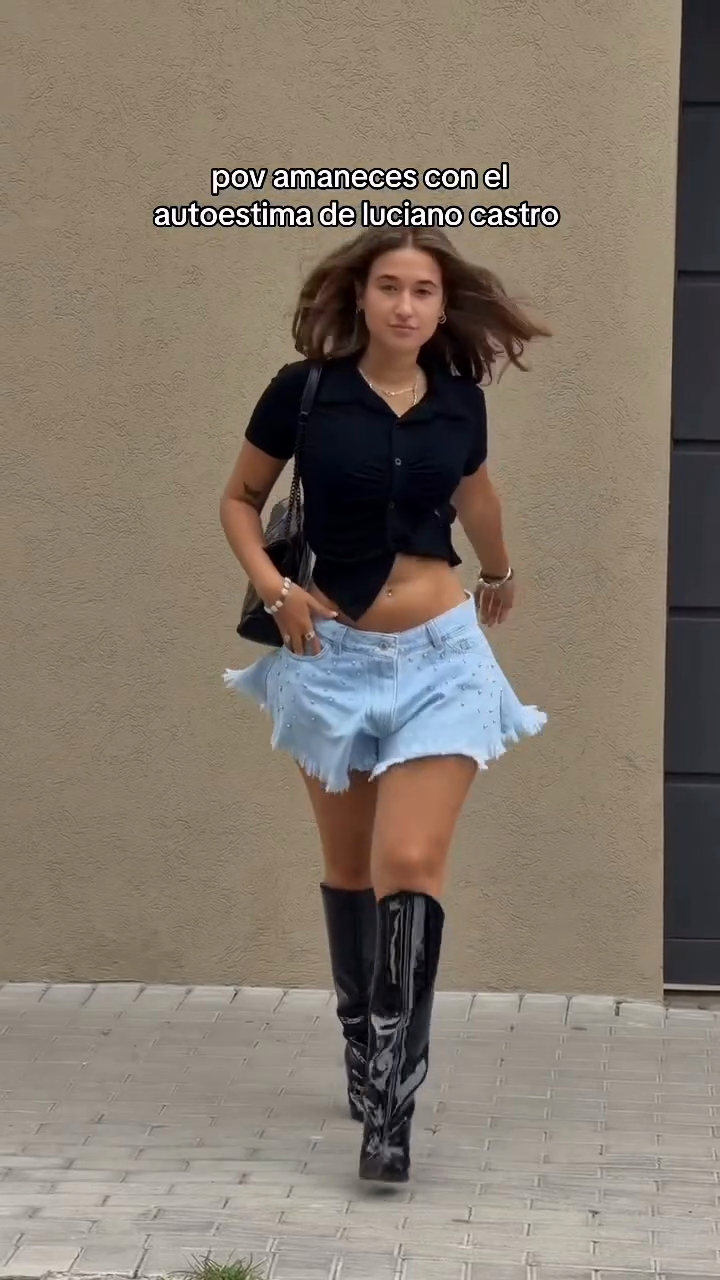 Light-colored washed denim studded shorts-Mesadic