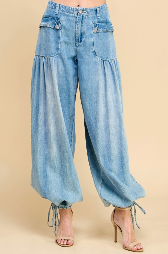 White ruffled top and light-colored loose-fitting jeans set-Mesadic