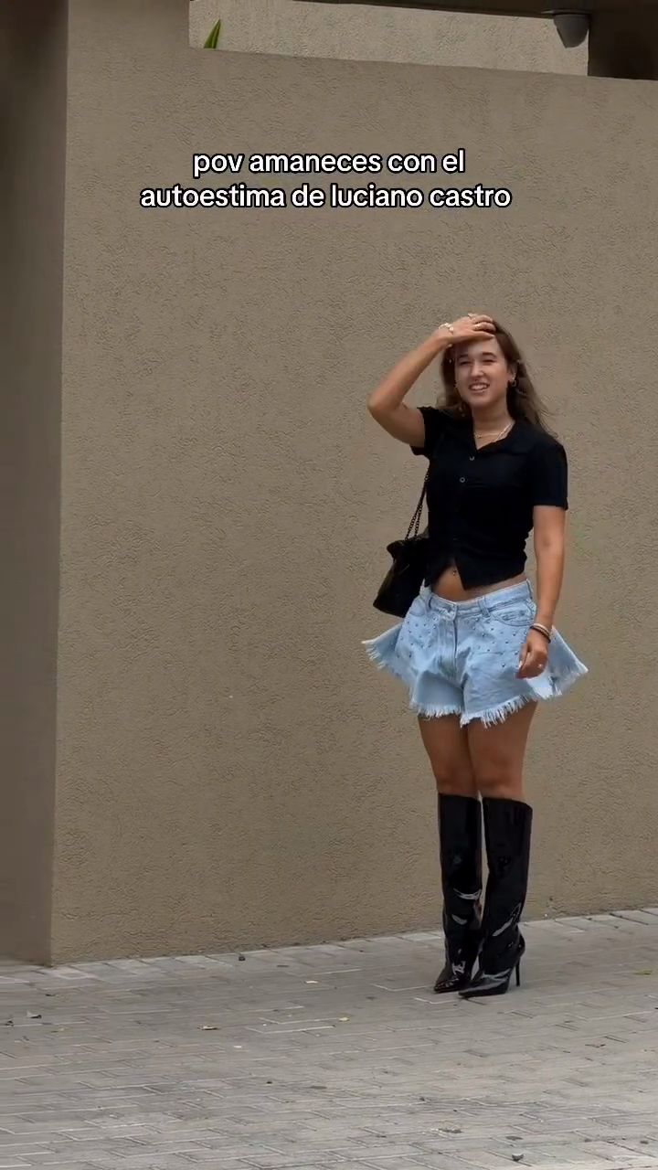 Light-colored washed denim studded shorts-Mesadic