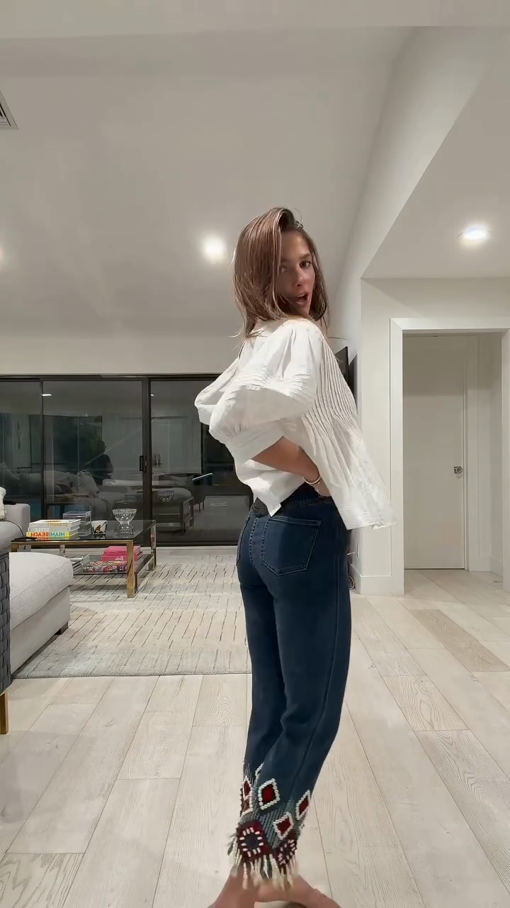 Dark washed embroidered tassel cropped jeans-Mesadic