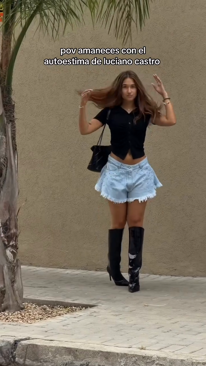 Light-colored washed denim studded shorts-Mesadic