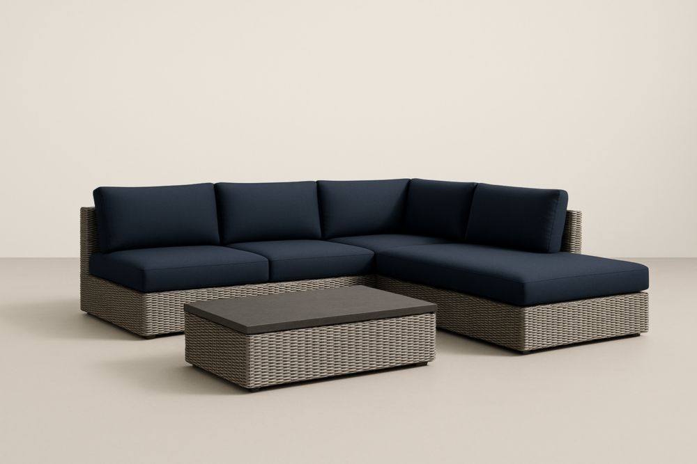 Divano angolare da esterno in rattan sintetico con cuscini blu e tavolino