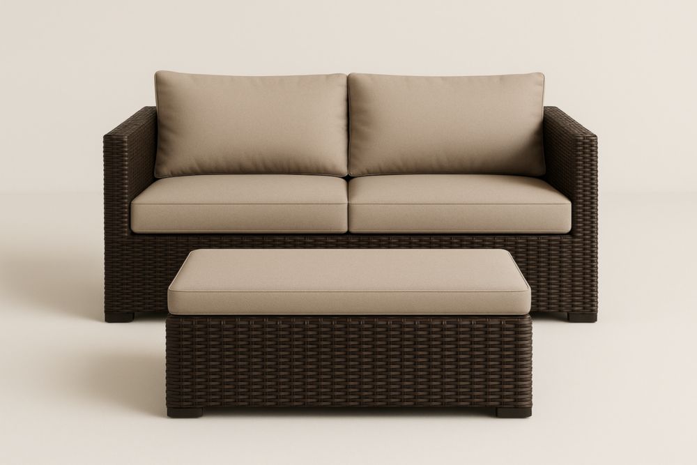 Set da giardino divano in rattan sintetico con pouf e cuscini color crema