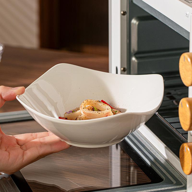 Einfacher Keramikteller im nordischen Design