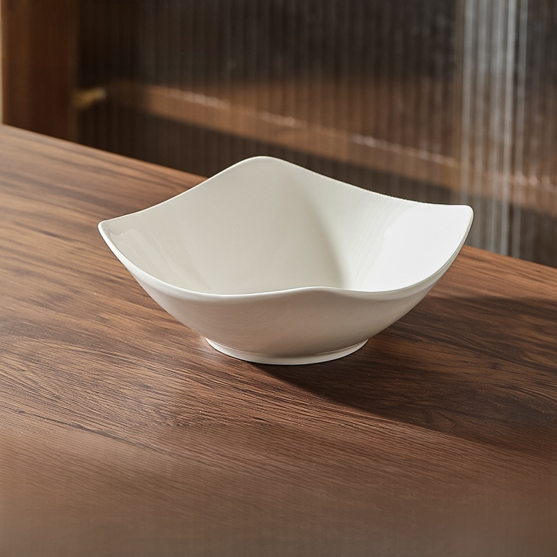 Einfacher Keramikteller im nordischen Design