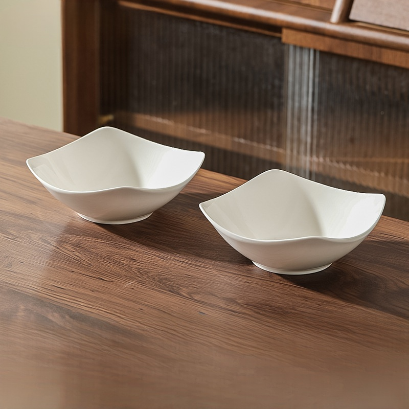 Einfacher Keramikteller im nordischen Design