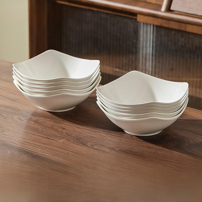 Einfacher Keramikteller im nordischen Design