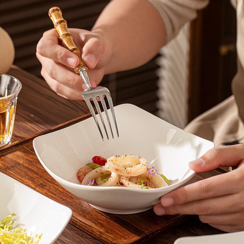 Einfacher Keramikteller im nordischen Design