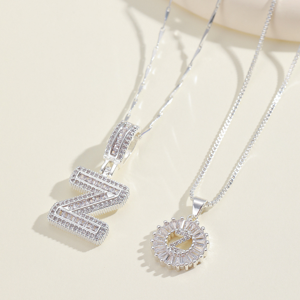 💎 2 бр. колиета с диаманти и инициали – Искрящ блясък и стил, които ще придадат уникален акцент на всяка визия ✨💖 Перфектен избор за специални моменти и подаръци 🎁📦