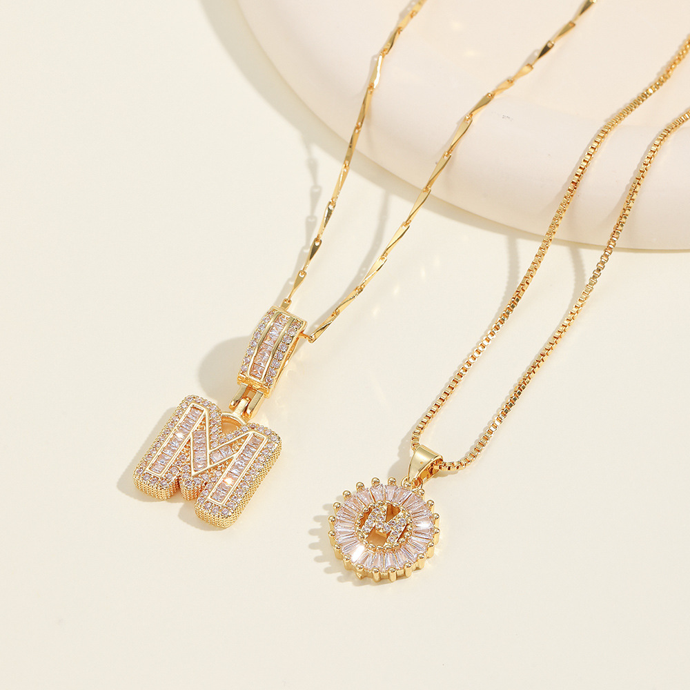 💎 2 бр. колиета с диаманти и инициали – Искрящ блясък и стил, които ще придадат уникален акцент на всяка визия ✨💖 Перфектен избор за специални моменти и подаръци 🎁📦