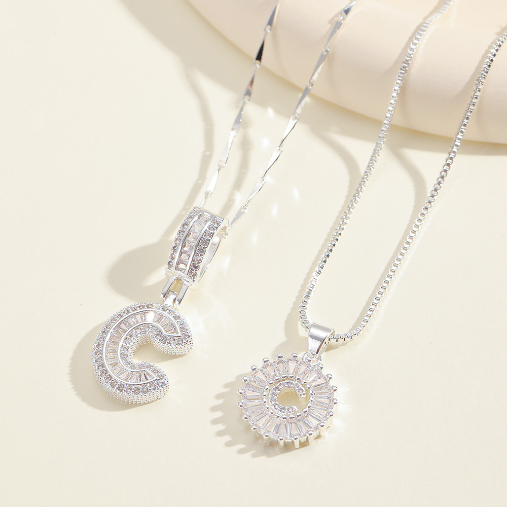 💎 2 бр. колиета с диаманти и инициали – Искрящ блясък и стил, които ще придадат уникален акцент на всяка визия ✨💖 Перфектен избор за специални моменти и подаръци 🎁📦