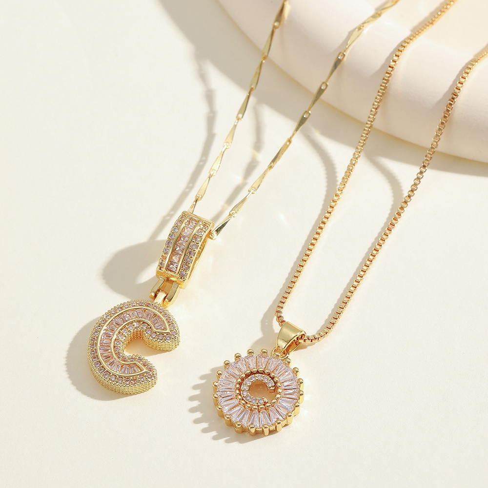 💎 2 бр. колиета с диаманти и инициали – Искрящ блясък и стил, които ще придадат уникален акцент на всяка визия ✨💖 Перфектен избор за специални моменти и подаръци 🎁📦