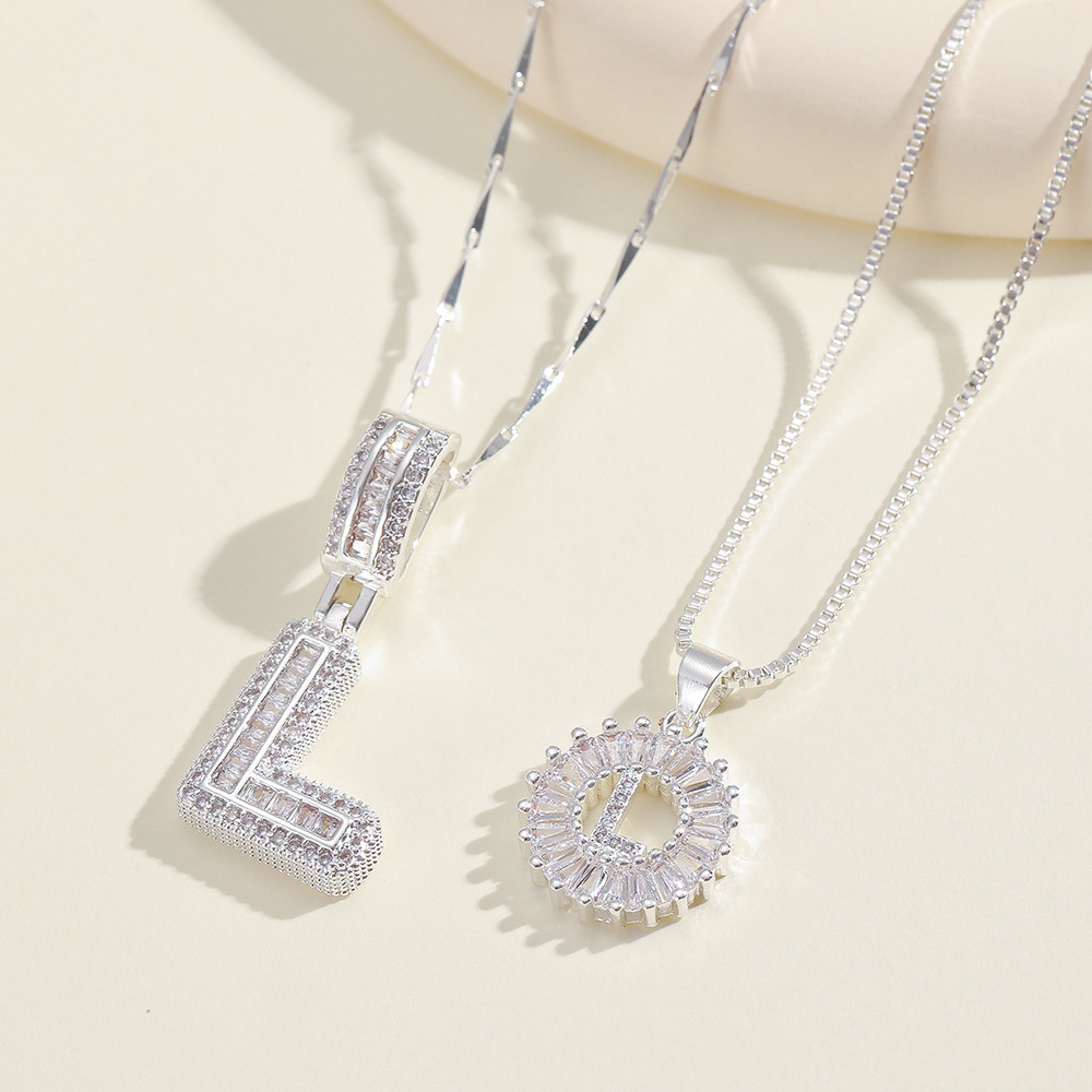 💎 2 бр. колиета с диаманти и инициали – Искрящ блясък и стил, които ще придадат уникален акцент на всяка визия ✨💖 Перфектен избор за специални моменти и подаръци 🎁📦