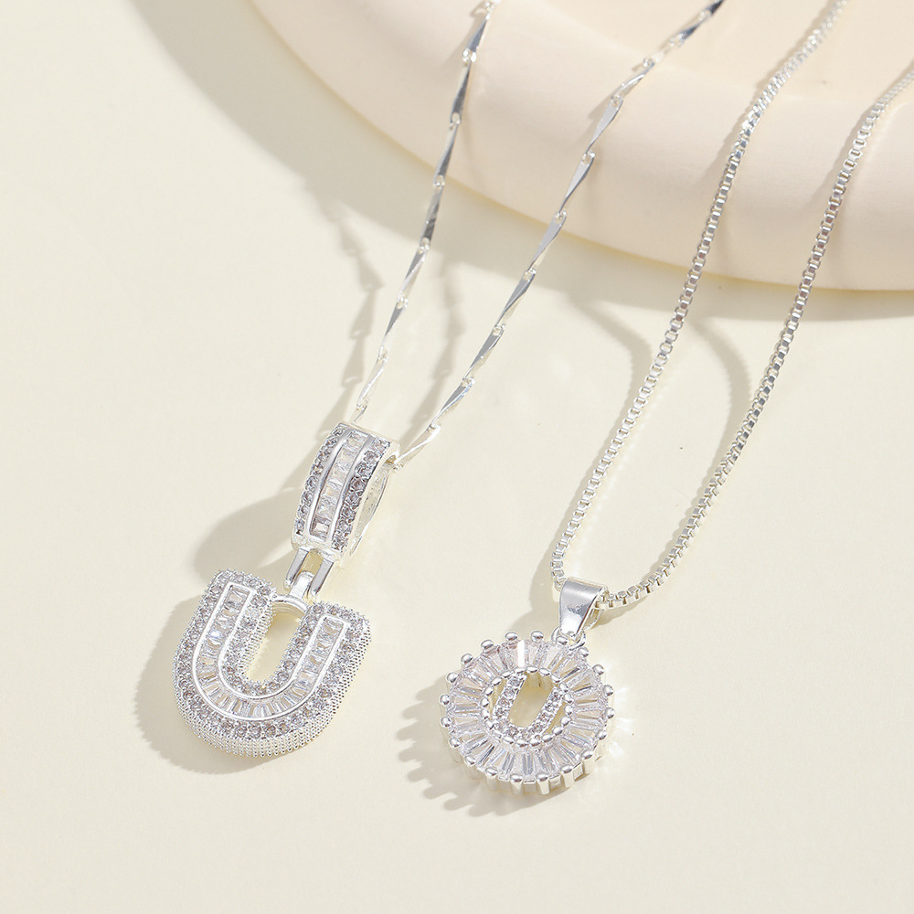 💎 2 бр. колиета с диаманти и инициали – Искрящ блясък и стил, които ще придадат уникален акцент на всяка визия ✨💖 Перфектен избор за специални моменти и подаръци 🎁📦