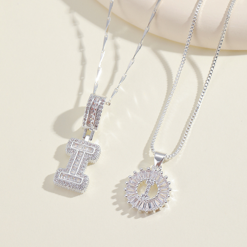 💎 2 бр. колиета с диаманти и инициали – Искрящ блясък и стил, които ще придадат уникален акцент на всяка визия ✨💖 Перфектен избор за специални моменти и подаръци 🎁📦